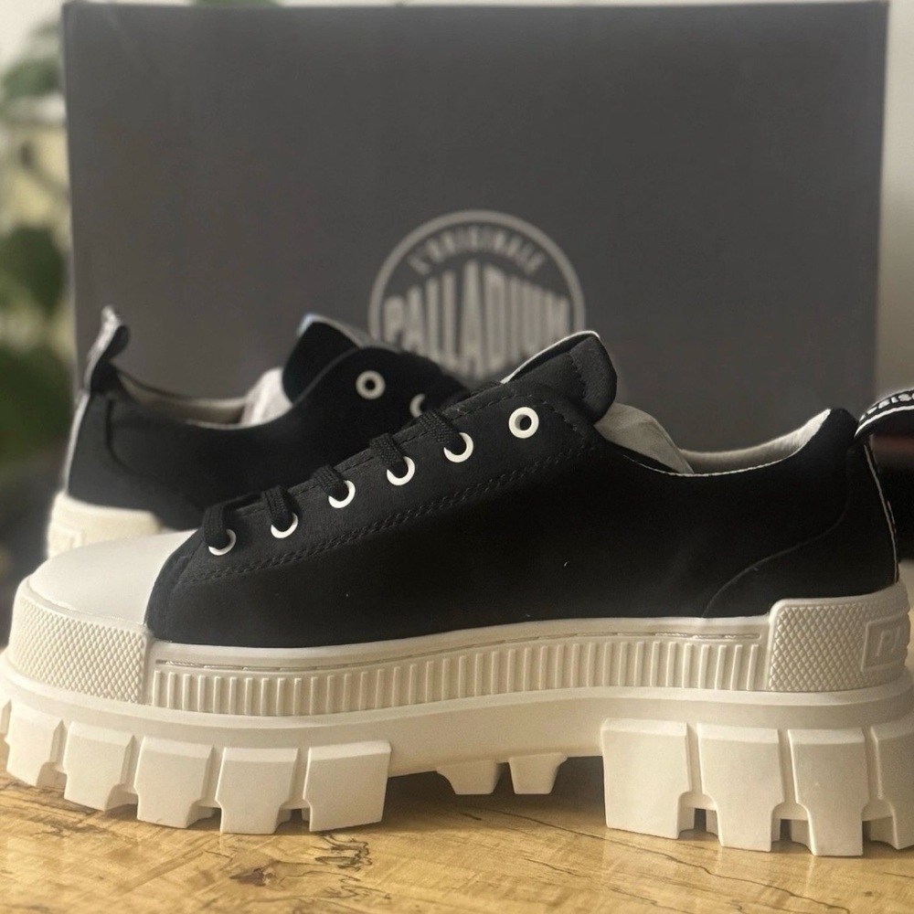 NIB Palladium Revolt LO TX Black/Marshmellow - Size 9